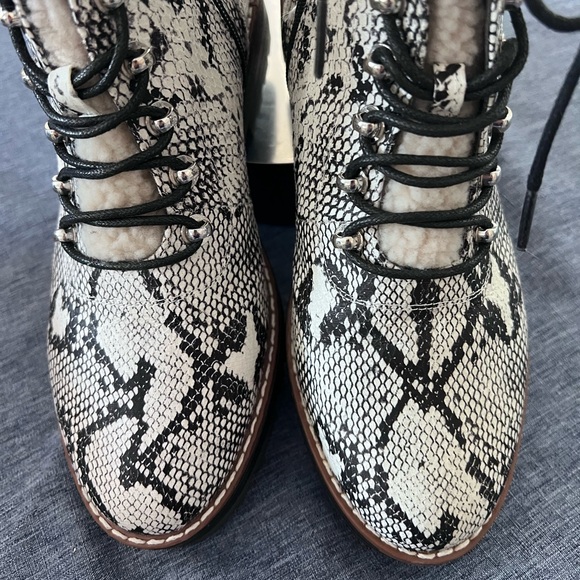 CROWN & IVY Women’s Boots Black & White Snake Print with Sherpa Lining NWOT Sz 7 - Picture 5 of 16